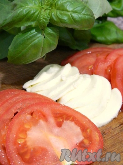 Помидоры, моцареллу нарезаем кружочками.