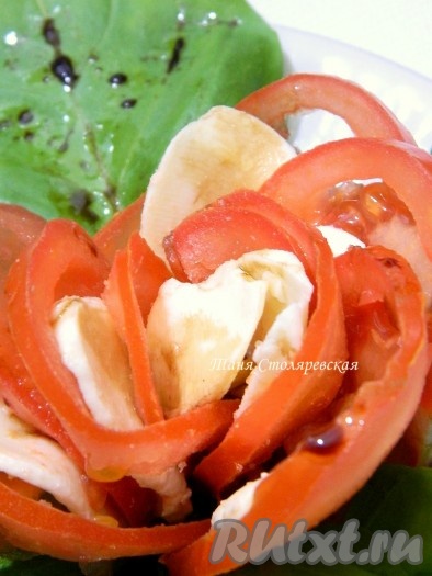 Выкладываем на блюдо, чередуя, кружочки помидоров и моцареллы. Солим, перчим, сбрызгиваем бальзамическим уксусом и оливковым маслом. Украшаем салат "Капрезе" базиликом.
