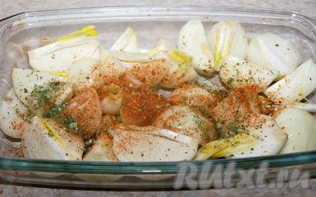 Добавить соль и специи. Размешать.