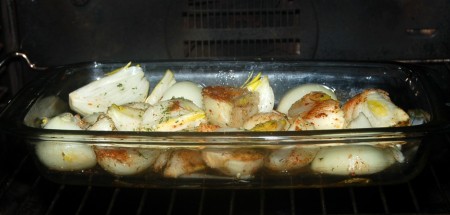 Отправить форму с луком в заранее нагретую до 200 градусов духовку, запекать до нужной румяности, примерно 40 минут.
