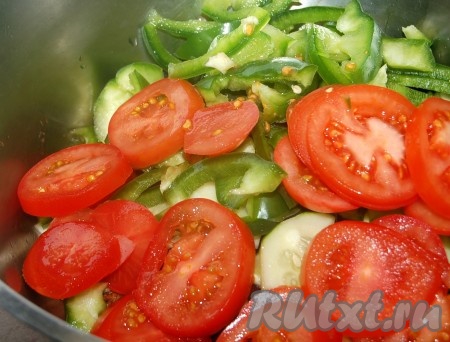 Нарезать свежие помидоры.