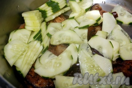 Нарезать свежий огурец. Если кожица покажется толстой, ее можно очистить.