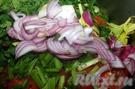 Нарезать репчатый лук.