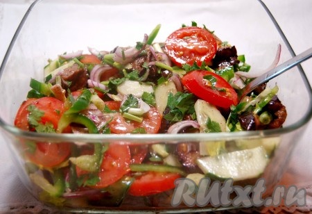 Дать овощному салату с растительным маслом настояться 15 минут и можно перекладывать в салатник.
