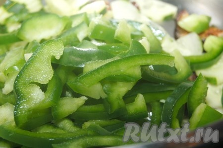 Болгарский перец очистить от семян и нарезать соломкой.