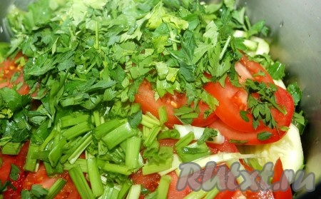 Нарезать петрушку, зеленый лук.