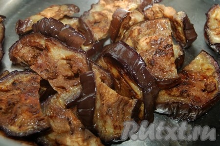 Баклажаны нарезать крупными кружками и обжарить на гриле или сковороде до готовности. Остудить.