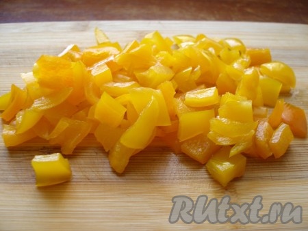 Болгарский перец, очищенный от семян, нарезать кубиками.
