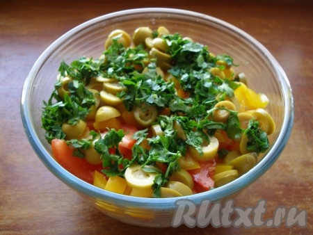 Крупно нарубить петрушку и добавить в салат из макарон, тунца и помидоров, по вкусу посолить, поперчить. Заправить оливковым маслом с добавлением лимонного сока.
