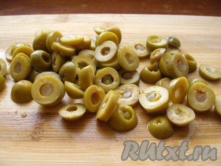 Оливки нарезать колечками.