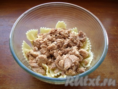 К остывшим макаронам добавить консервированного тунца без жидкости.
