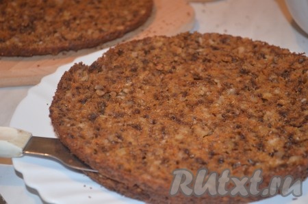 Готовый бисквит немного охладить, достать из формы, полностью остудить, а затем разрезать на 2-3 коржа.