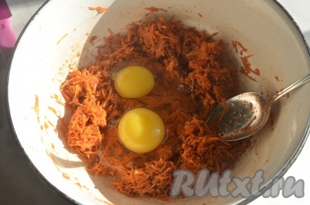 Добавить в миску сырые яйца, перемешать.