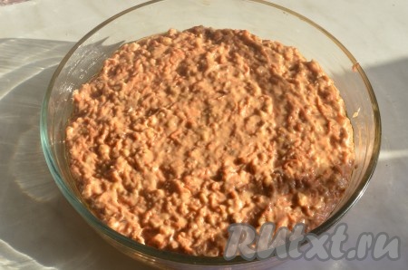 Выложить тесто в смазанную маслом форму диаметром 21-23 см, разровнять и поставить в духовку, разогретую до 180 градусов, минут на 40-50 (выпекать до золотистого цвета). Готовность проверить, проколов морковный бисквит сухой зубочисткой (если бисквит готов, то зубочистка и после прокола останется сухой).