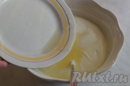 Пока бисквит остывает, готовим сметанный крем. Для этого сметану нужно взбить с сахарной пудрой с помощью венчика в густую, пышную массу, затем добавить лимонный сок, аккуратно перемешать.