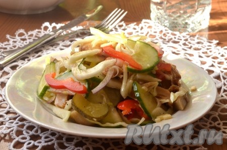 Салат с солеными огурцами и грибами