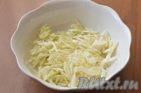 Капусту нарезать соломкой.