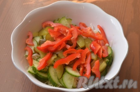 Болгарский перец очистить от семян и нарезать соломкой.