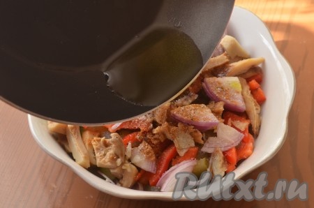 Растительное масло раскалить, полить салат, перемешать. Добавить лимонный сок, сахар, красный и черный перец. Дать салату настояться 20-30 минут.