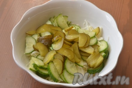 Свежие и соленые огурцы нарезать ломтиками.
