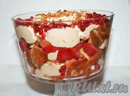 Полученный трайфл вынести в прохладное место. Этот десерт можно делать накануне, чтобы бисквит и ягоды полностью пропитались и стали сочными.