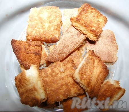 Теперь можно начинать "собирать" трайфл. Для этого взять стеклянную вазу, на дно которой выложить слой бисквитных квадратиков.

