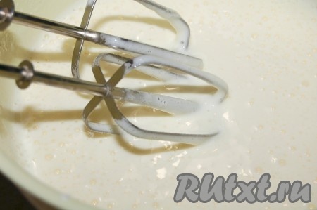 Взбивать до светлой пышной массы.