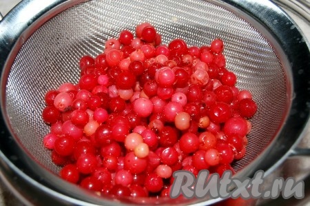 Моченую бруснику поместить в сито и дать стечь лишней жидкости.