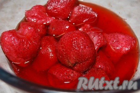 Разморозить клубнику.