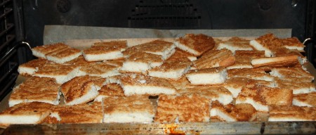 Полученные квадратики подсушить слегка в горячей духовке, для этого отправить противень с квадратиками в духовку при температуре 180 градусов на 5-7 минут.
