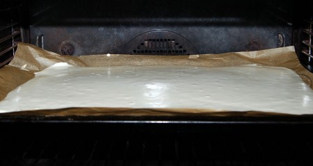 Противень отправить в заранее нагретую до 180 градусов духовку.
