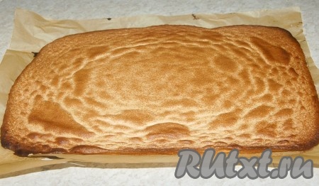 Выпекать бисквитный корж примерно 30 минут. Готовый корж вытащить из духовки. Оставить на бумаге остывать.