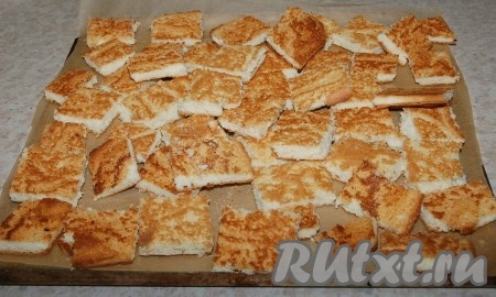 Затем бисквитный корж нарезать на маленькие квадратики. 