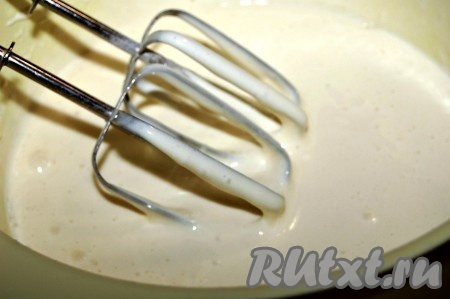 Взбивать до гладкой блестящей массы. Бисквитное тесто готово.