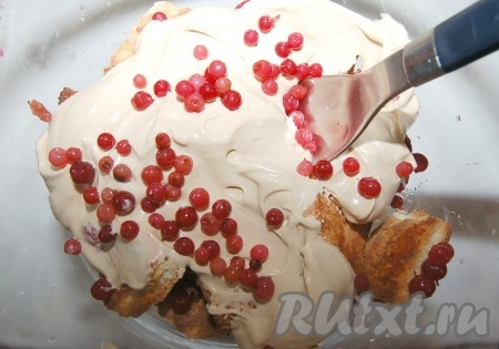 Затем выложить слой крема из сливок с кофе и обсыпать ягодами.