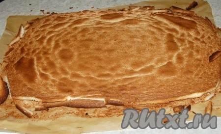 Если краешки бисквита будут немного подгоревшие, их обрезать с помощью ножа.