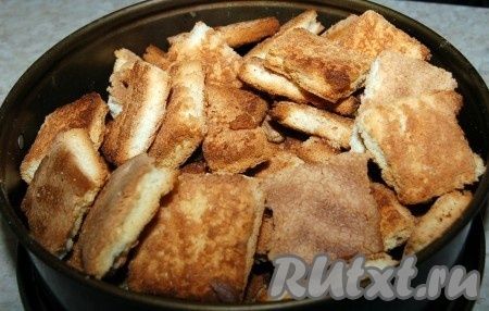 Подсушенные квадратики сложить в миску.