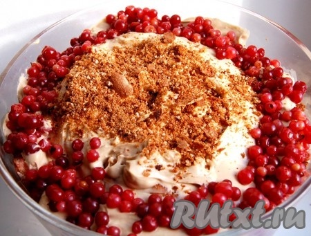 И так повторить все слои. В центре разместить бисквитную крошку.
