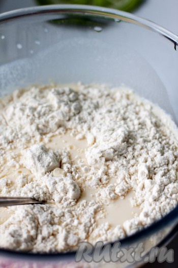 Муку перемешайте с содой (или разрыхлителем) и добавьте к яично-кефирной смеси.