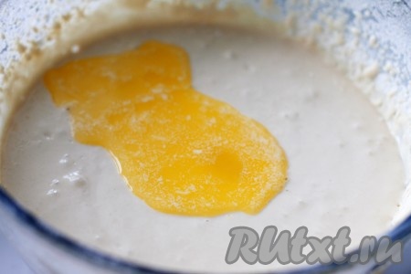 Растопите сливочное масло и влейте в тесто, перемешайте.