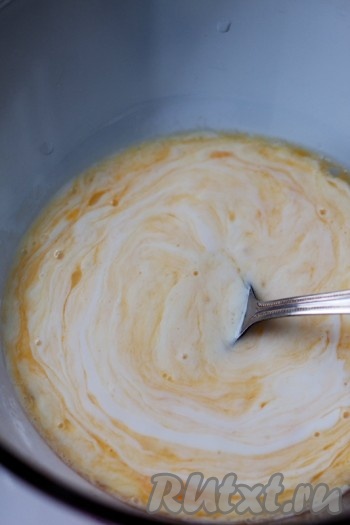 Слегка взбейте яйца, добавьте к ним сахар, соль и кефир.