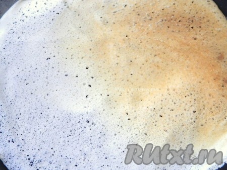 Обжариваем с обеих сторон. Сначала блины могут показаться вам суховатыми, но они отойдут.