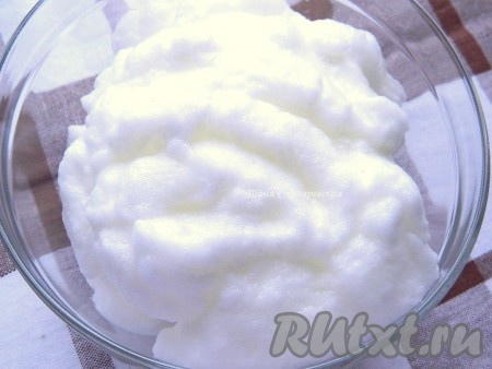 Белки двух яиц взбиваем в крепкую пену и отставляем в сторону.