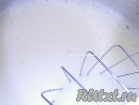 Взбиваем в миксере все ингредиенты, кроме белков.