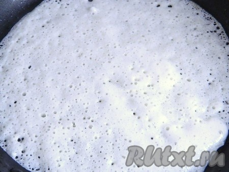 Разогретую сковороду смазываем маслом и наливаем тесто.