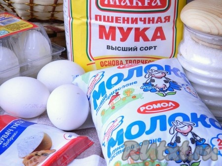 Подготавливаем необходимые ингредиенты для приготовления ажурных блинчиков.
