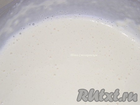 Если тесто вам показалось слишком жидким, добавьте еще муки.