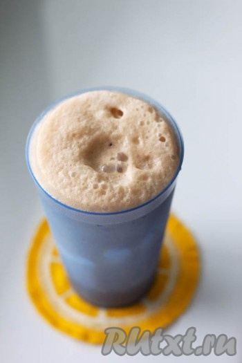 Добавьте немного Кока-Колы, перемешайте слегка ложкой, дождитесь когда пенка немного осядет и снова добавьте Кока-Колу, заполнив весь стакан.