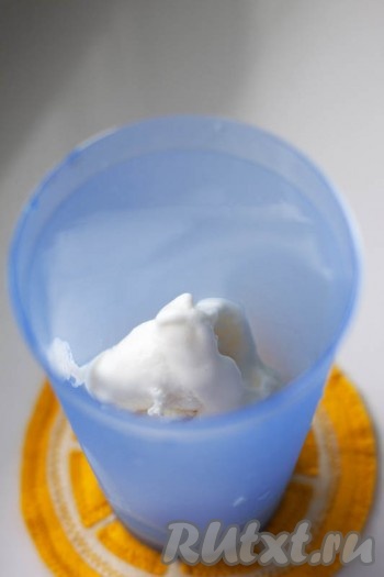 На дно стакана ложкой уложите мороженое (1 стаканчик = 3 столовым ложкам с горкой мороженого).