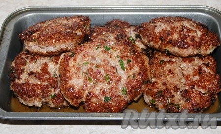 Обжаренные котлеты  для гамбургеров выложить в форму. Масло со сковороды слить сюда же. Отправить форму с котлетами в заранее нагретую до 200 градусов духовку на 15 минут, чтобы довести котлеты до полной готовности. Затем вытащить форму из духовки.
